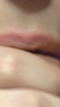 Flickvän suger sensuellt klasskamratens kuk och får sperma i munnen