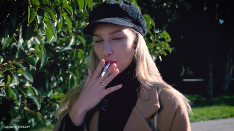 Russian Smokers: În aer liber, fumând cu fată rusoaică Beaty 2