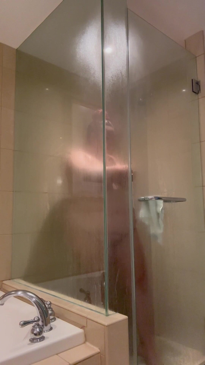 SofieeSoles: BbW si bagna nella doccia