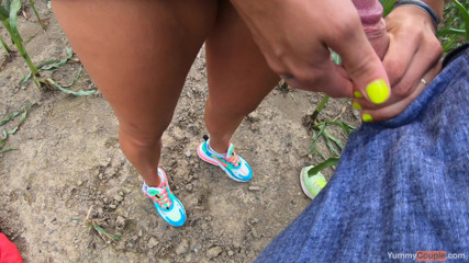 Yummy Couple: Cewek ini harus berlutut di lapangan dan crot di sepatu...