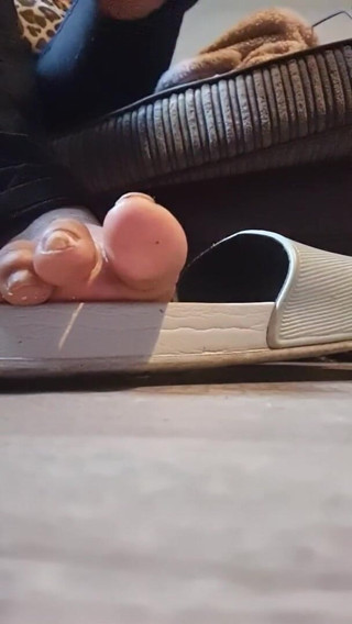 Simp to my ebony feet: Giantess sandal crush