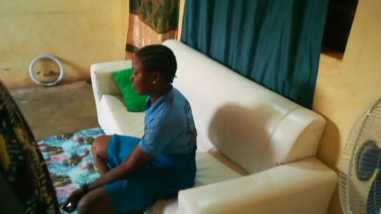 Pornsexlive: Африканскую девушку в униформе трахает бурли черный африканец