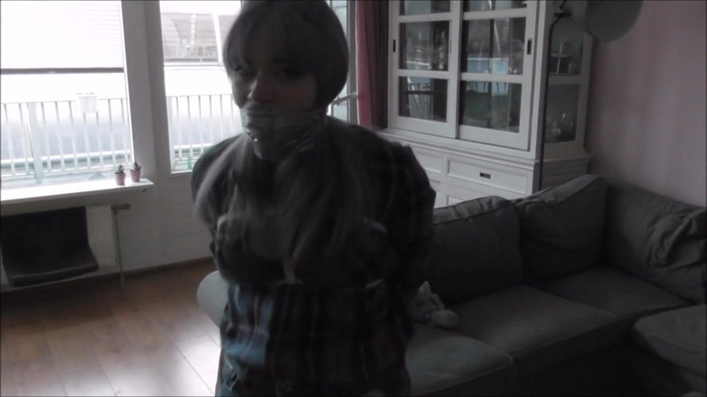 Restricting Ropes: Luna grey - 保姆被绑住并被录像带堵嘴