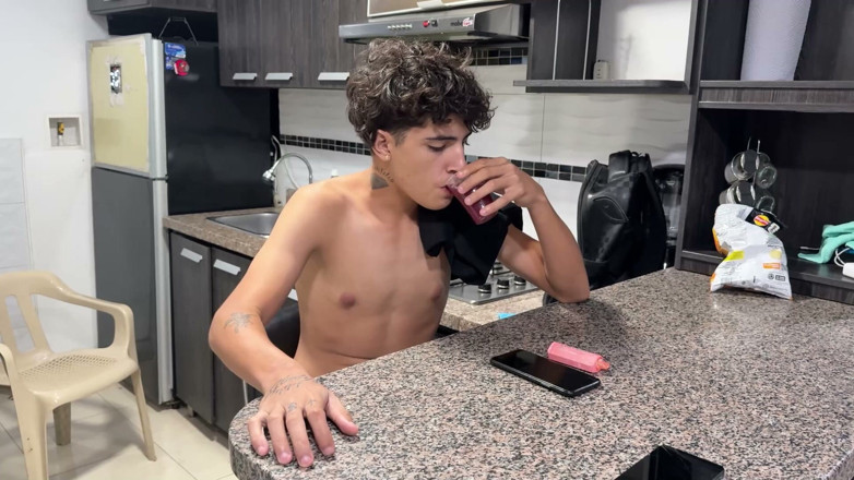 EvaPalvin: Mentre il cornuto del mio ragazzo è fuori il fratellastro viene...