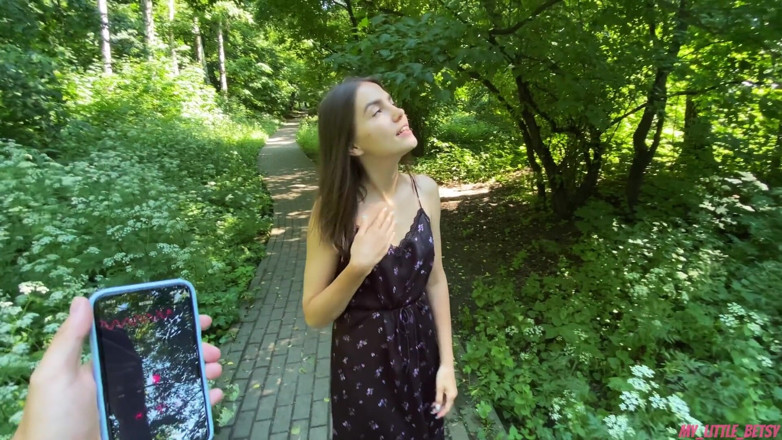 My Little Betsy: Ormanda gür ile yürüyüş yüzüne ve saçına boşalmayla sona erdi