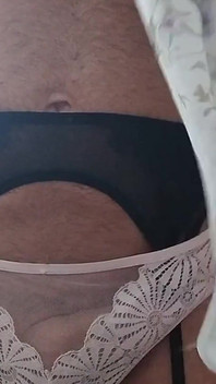 クロスドレッサーストリップドレスは、新しいピンクのパンティーとブラジャーを明らかにします