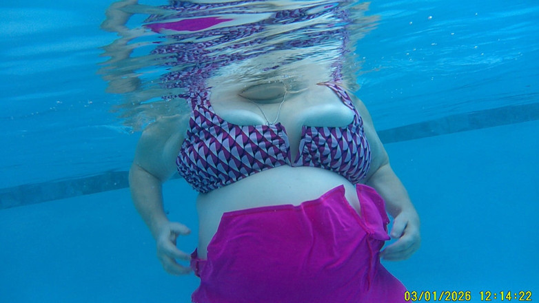 BBW nurse Vicki adventures with friends: Büyük Güzel Hemşire Vicki Su Ayakkabılarını Gösteriyor Ve