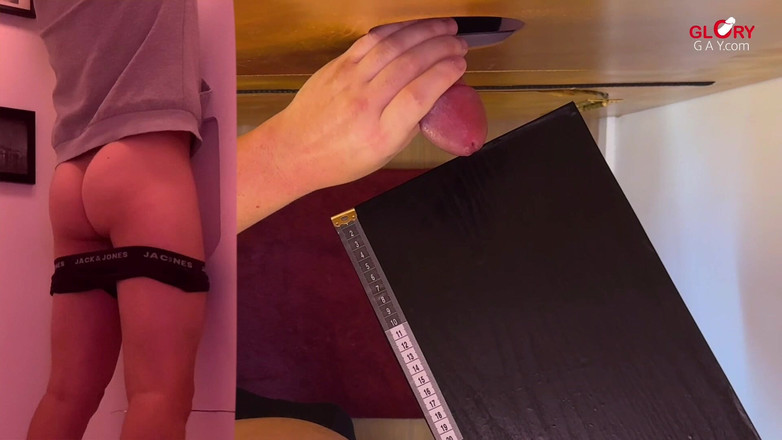 GLORYHOLEGAYS: Gloryhole Cumshot Challenge: 20 yaşındaki oyuncu gerçekten ne kadar uzağa atıyor?