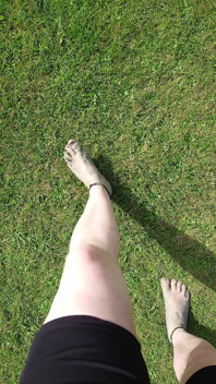 Promenade Sur La Plage Avec Les Pieds Sales