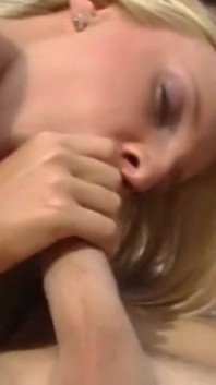 Sexy a mladá blondýnka šuká venku na venkově