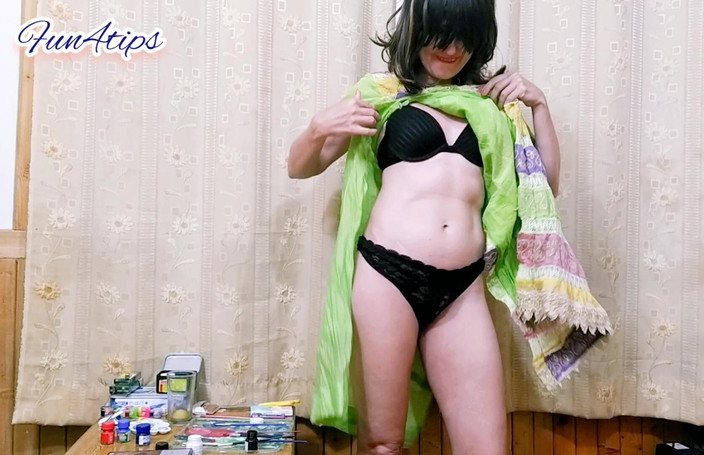 Bolly Karma: 泪水连衣裙脱衣服并展示我的胸罩