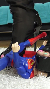Superman Crush! Cruel Reell tüm erkekler için Süpermen'i sembolik olarak eziyor!