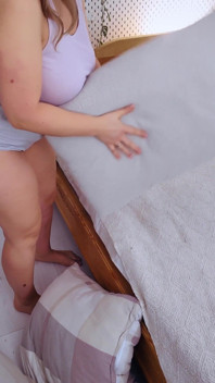 Ein normaler morgen für eine mollige MILF. Das bett machen, häkeln, mit einem vibrator spielen