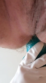 Close-up gehandschoend anaal speelgoedspel