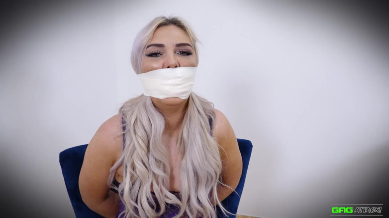 Gag Attack: Roxee - плівка microfoam з кляпом у роті
