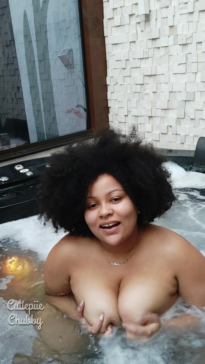 Cutiepiie Chubby: Awek montel berpantat besar berseronok dengan tab mandi panas