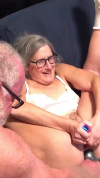 Heiße MILF genießt es, ihre nasse muschi zu bespiele, nimmt einen großen hintern in ihren arsch