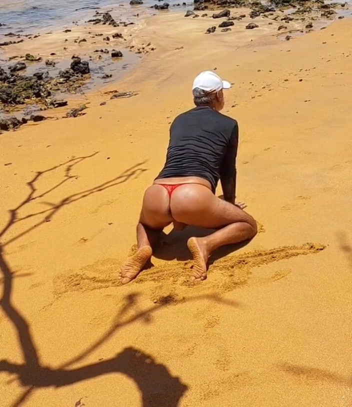 Ladysilvas: Ladysilva transvestiten-höschen am strand zeigt ihren heißen arsch