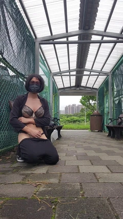 Office Lady Crossdresser在公共场合射精