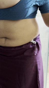 Bhabhi zieht sich um und pinkelt, sie hat mich erwischt und gefickt