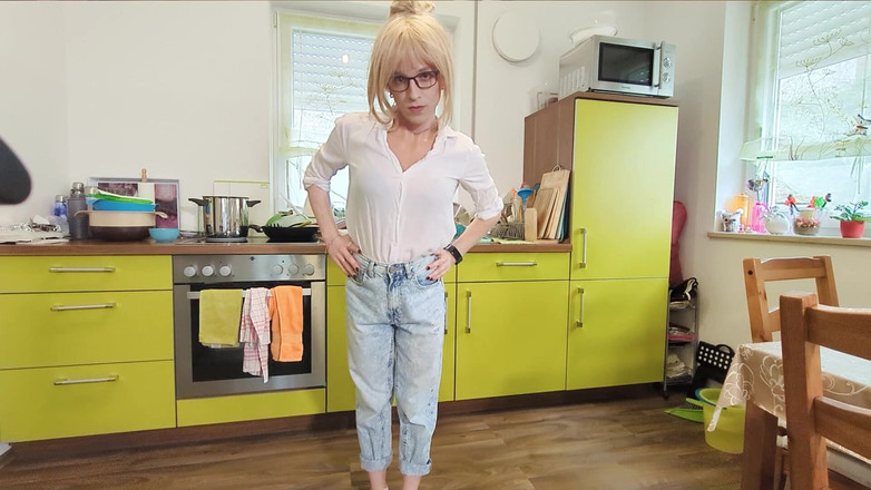 TV_Helena: Sunt supărată pe tine, băiete! ca pedeapsă, te lovește în timp...