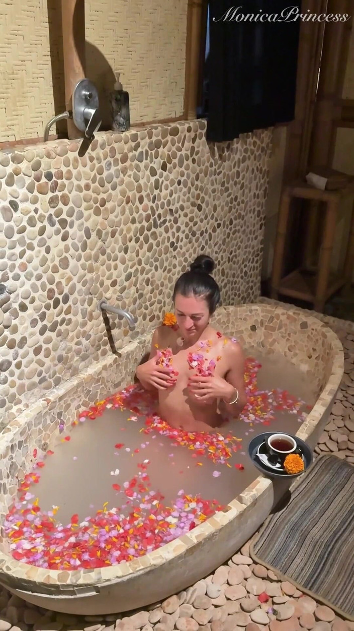Princess Monica: Schießen in der badewanne nackt in einem spa - hinter den...