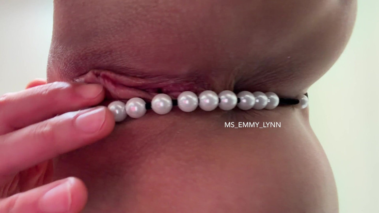 Ms_Emmy_Lynn: Pearl Thong v Oholené kundičce Zblízka