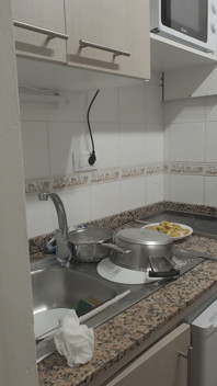 Fiica vitregă bucătar cina cu tatăl vitreg, lucrurile saucy și începe să sfârâie în bucătărie