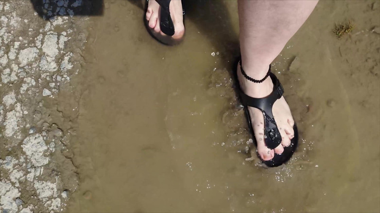 Footfetish: Outdoor in a Black Caftan and Barefoot in Black Birkenstocks