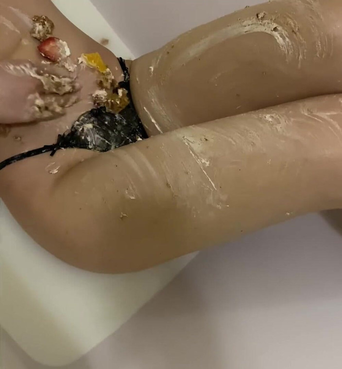 Monnycka: Un gâteau sucré sur un bich coquin