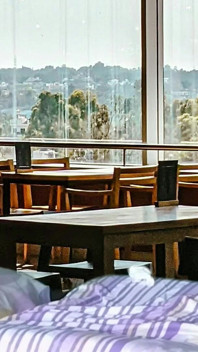 Branle-moi, baise-moi dans un restaurant avec Garabas et Olpr