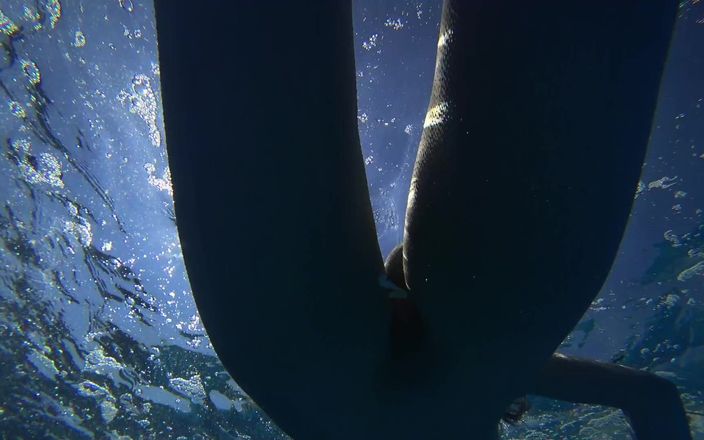 GoldTeachers: Deslumbrante garota nada nua na praia pública