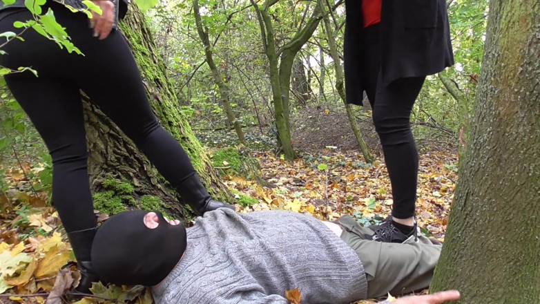 Femdom Austria: Séance de piétinement dans le bois, pour le pauvre homme