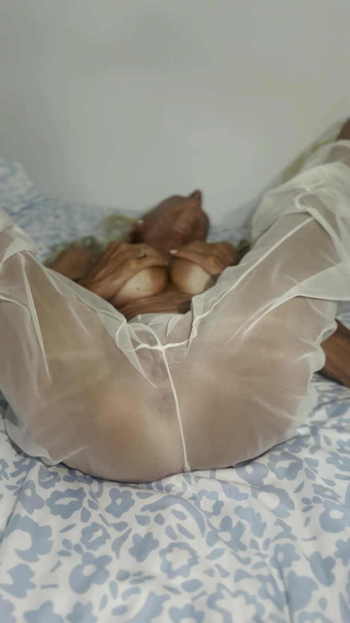 Sienna Diamond: Sienna Diamond cởi quần vô hình