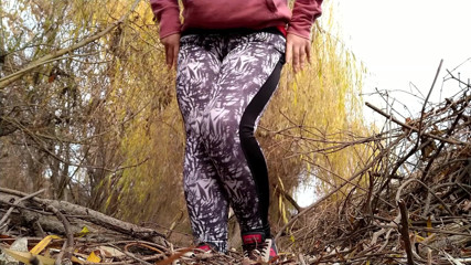 Elena: Російська матуся з чудовою дупою писає в листопаді на відкритому повітрі