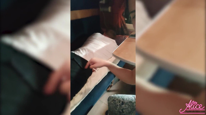 Alice KellyXXX: Ragazza si masturba sul treno accanto a uno sconosciuto