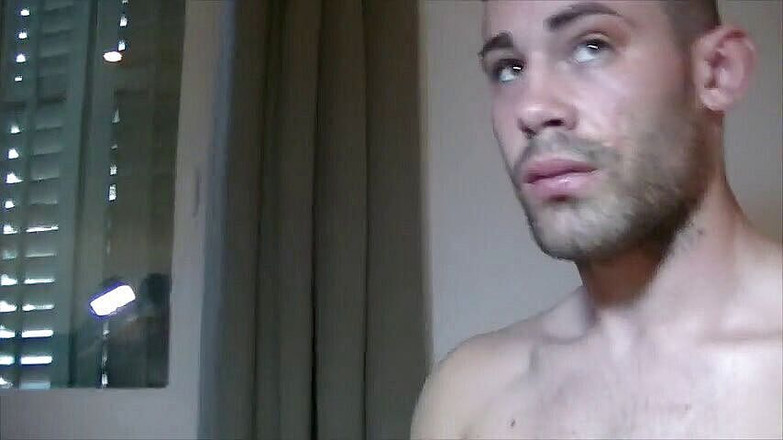 Gaybareback: Heteroseksüel Ricky Blue için 2 yarak emiyor