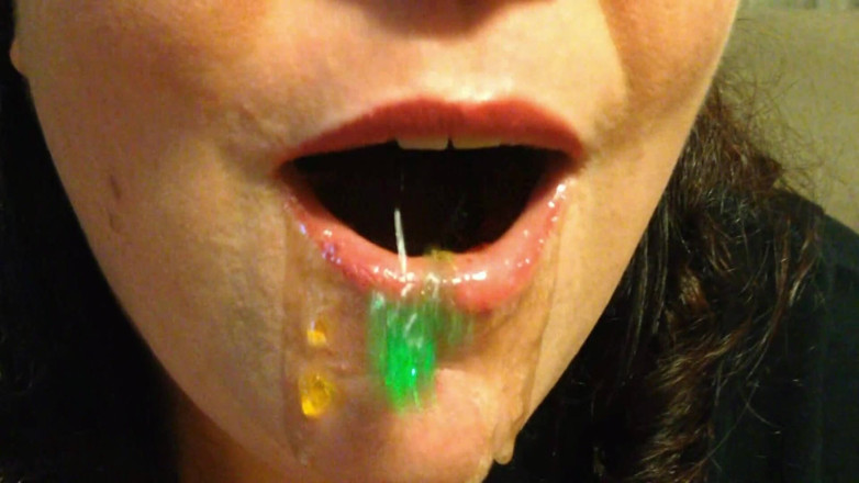 Lily Lipstixxx: El oso de goma comiendo