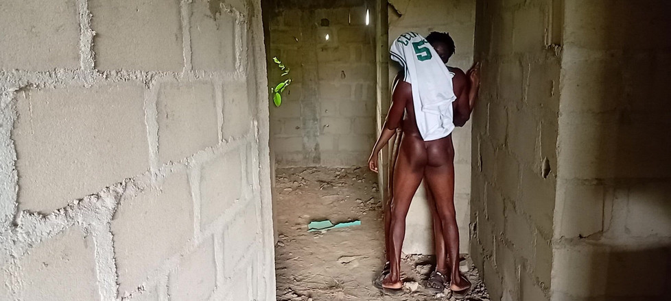 Creamyshuga: 彼は元恋人に呼び、農業をしている茂みで会うよう頼みました。彼女は来て、彼は未完成の建物に彼女を連れて行き、彼女とセックスしました