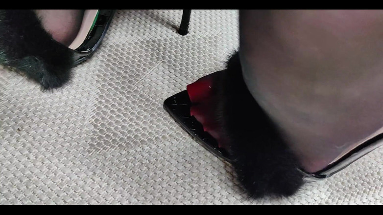 Goddess Lena: Meia-calça preta e mulas de pelúcia