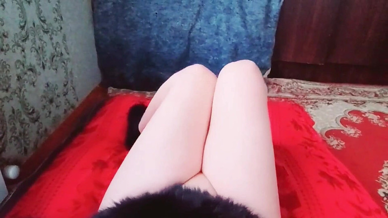 Kitty_Cross: Speels trans-meisje dat ijsje met knipoog vasthoudt