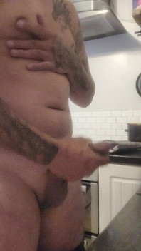 Ragazzo arrapato si masturba, sborra sul bancone della cucina e lecca dentro