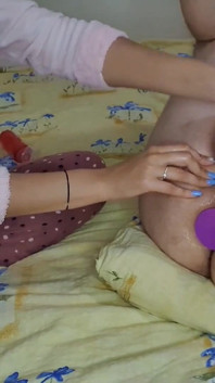 मैं ऊब गई थी इसलिए मैंने अपने प्रेमी की गांड में बट प्लग से चुदाई की और उसे तेजी से हाथों वाली चुदाई दी