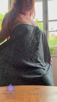 Dahlia Wolf: Gran culo aplaudiendo en vestido de verano