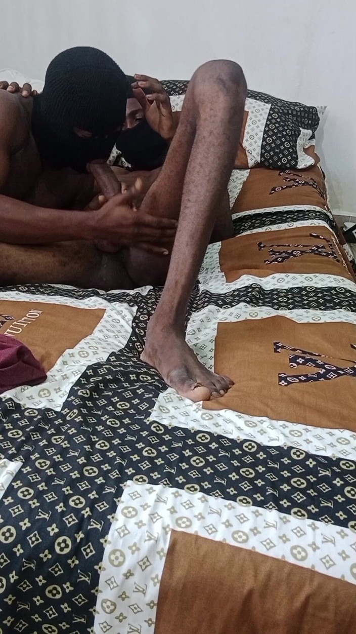 Enigmatic Buoy: Al gay con il grande cazzo piace essere scopato e...