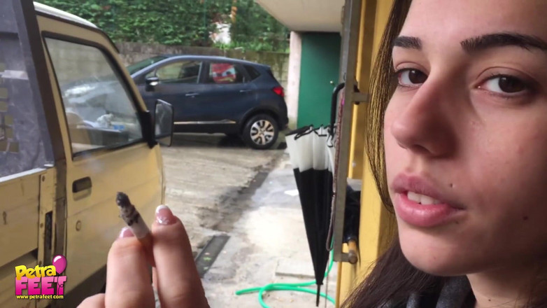 Smokin Fetish: Fuma all'aperto dalla splendida bruna
