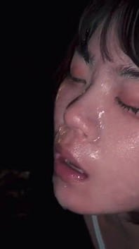 Sedm náloží, jednou divokou noc. Faceshot, polykání a úsměv, který trval až do konce.