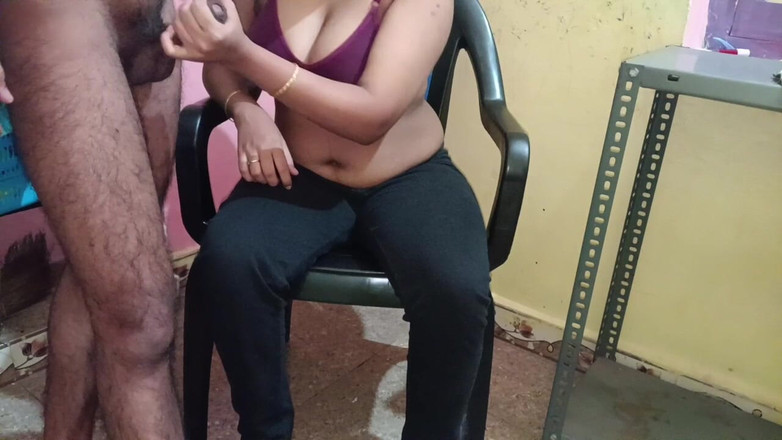 Mami4711: Une chaise maison en fille s’amuse avec sa chatte étroite et...