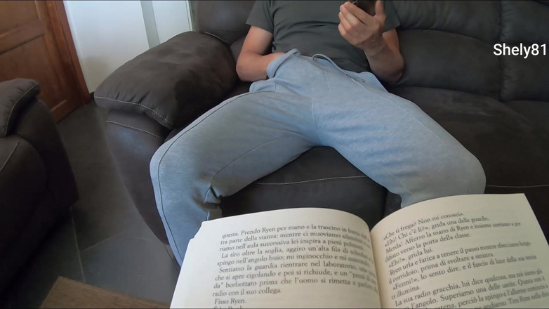 Shely81: 当继母读书时，厚脸无耻的继子观看色情片拉出他的鸡巴并自慰，她喜欢帮助他射精