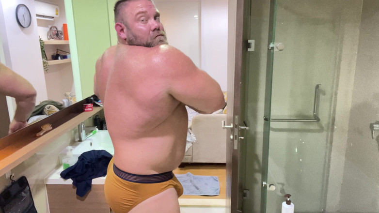Jack stacked: Flexând în baie după sala de sport!